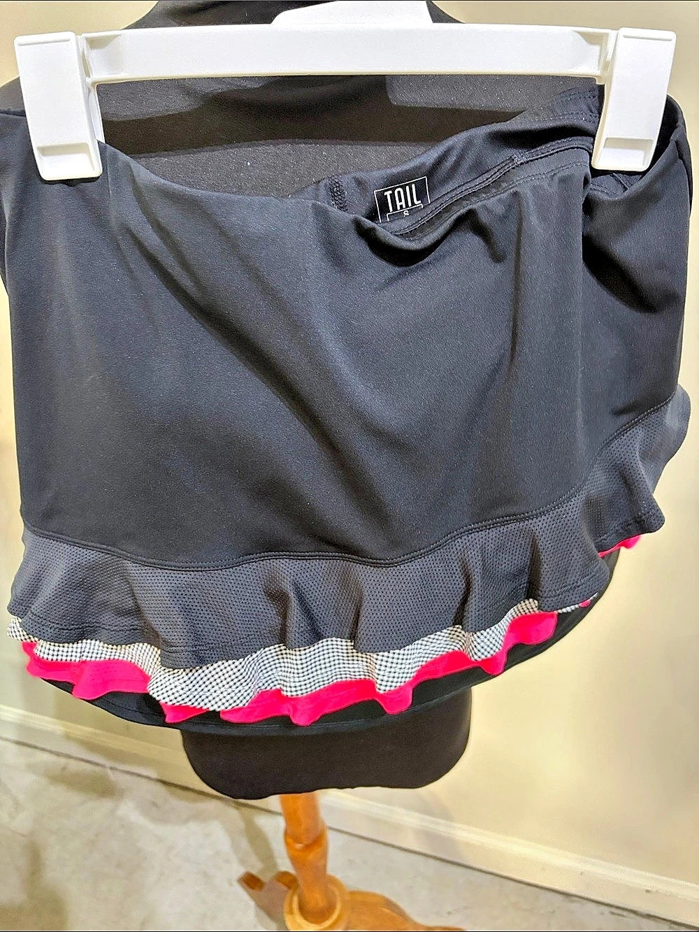 TAIL Athletic Checkered Skirt in Black & Pink Size Small Like New